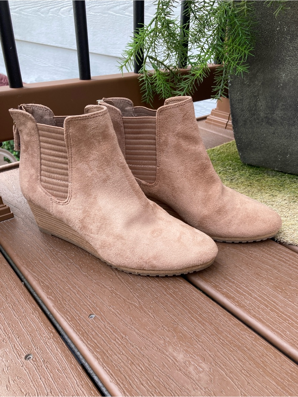 Dr. Scholls Size 8M Critic tan faux suede wedge ankle booties - Picture 11 of 12